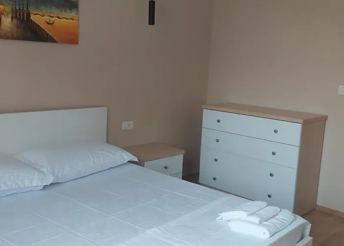 Lu-er Center 地拉那